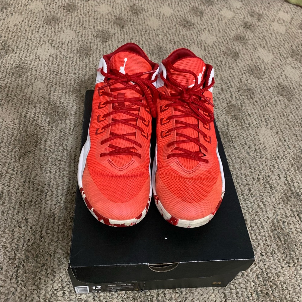 Jordan Rising High 2 (Size 12)
Condition: Lightly Used.